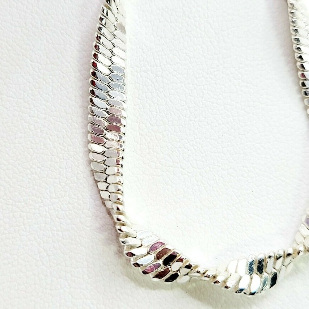 Liz Claiborne Twisted Herringbone Necklace Silver Tone 17" EUC Classic Versatile - Picture 4 of 9